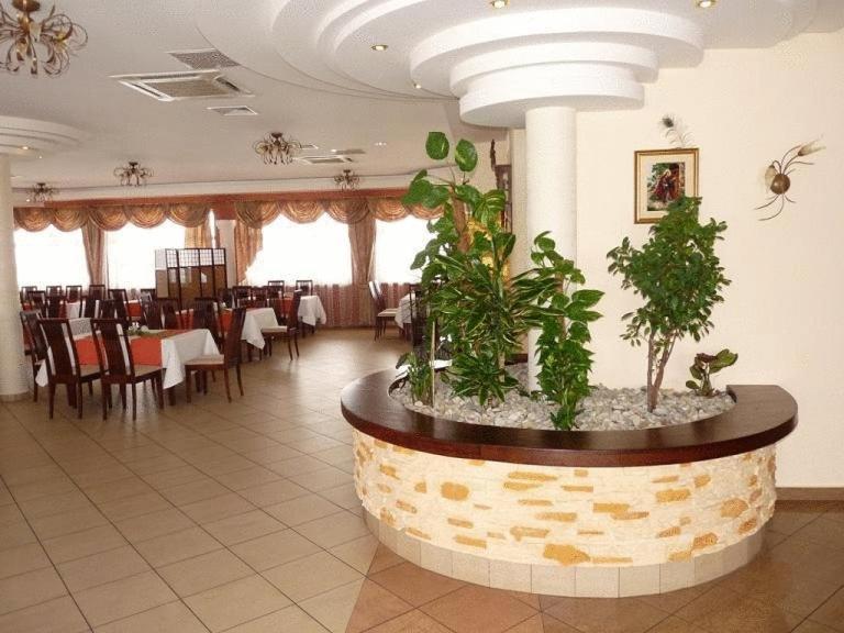 Zajazd Sokol Hotel Nienadowka Exterior photo