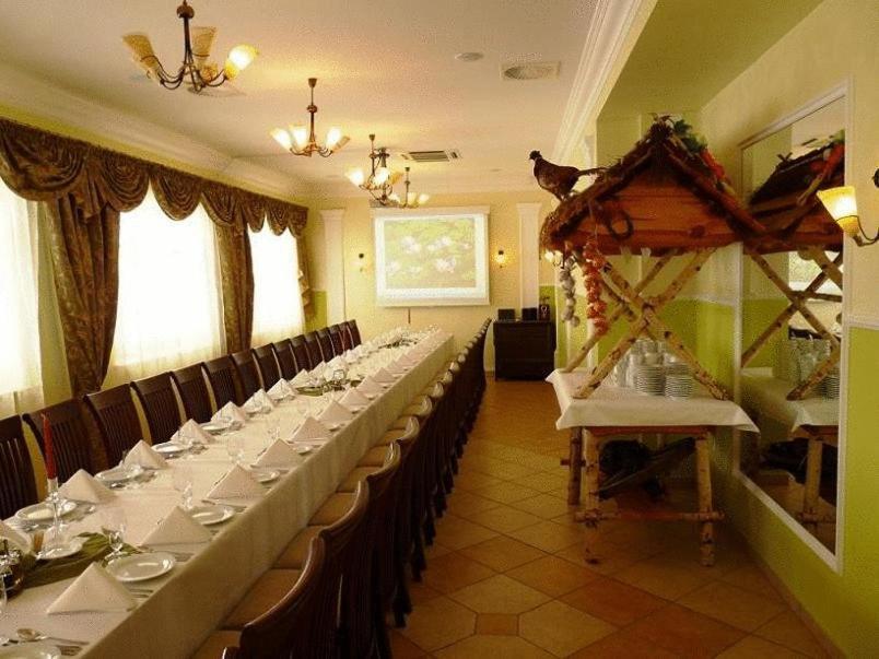 Zajazd Sokol Hotel Nienadowka Exterior photo