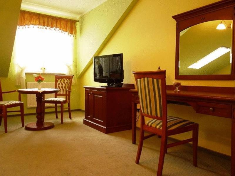 Zajazd Sokol Hotel Nienadowka Room photo